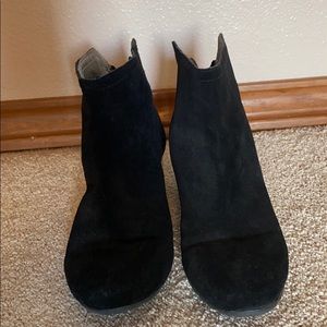 Ankle height black booties with tássle